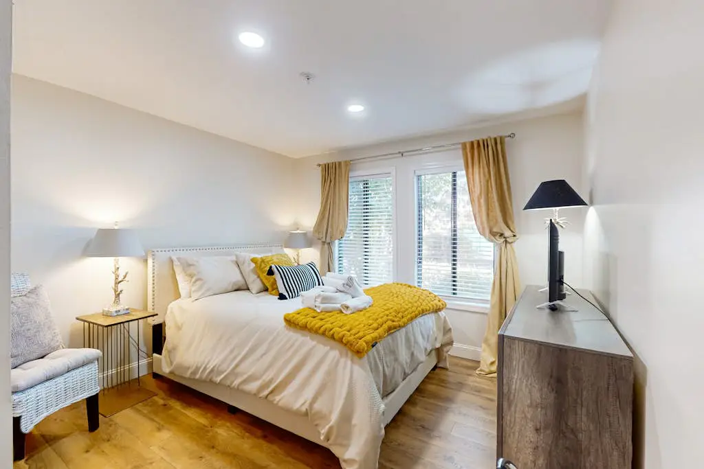 1st floor condo with pool, tennis, patio & washer/dryer