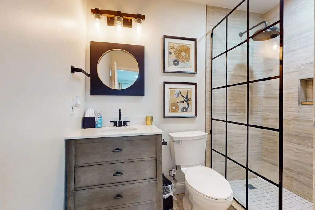1st floor condo with pool, tennis, patio & washer/dryer