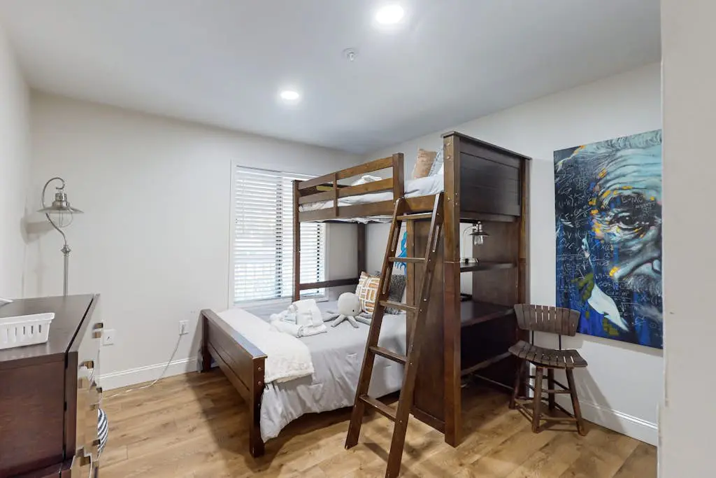 1st floor condo with pool, tennis, patio & washer/dryer