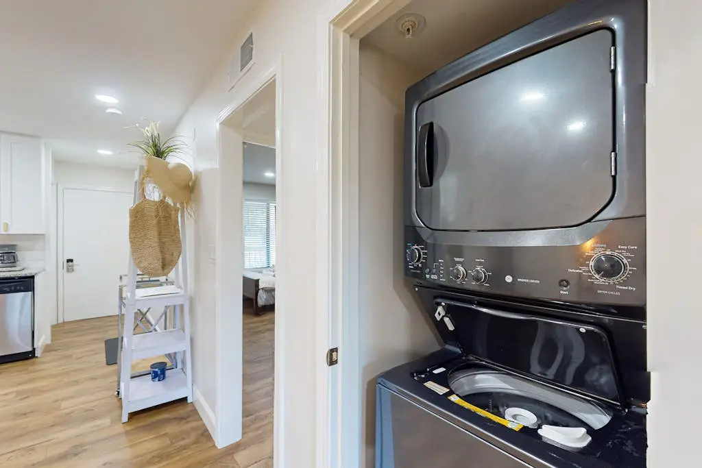 1st floor condo with pool, tennis, patio & washer/dryer