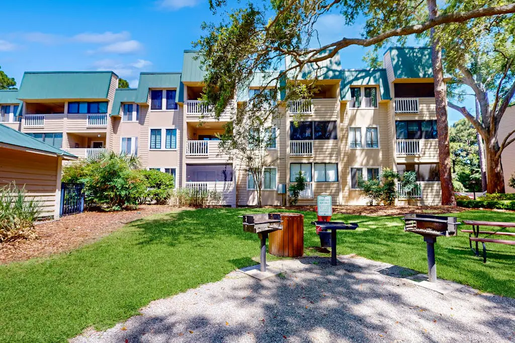 1st floor condo with pool, tennis, patio & washer/dryer