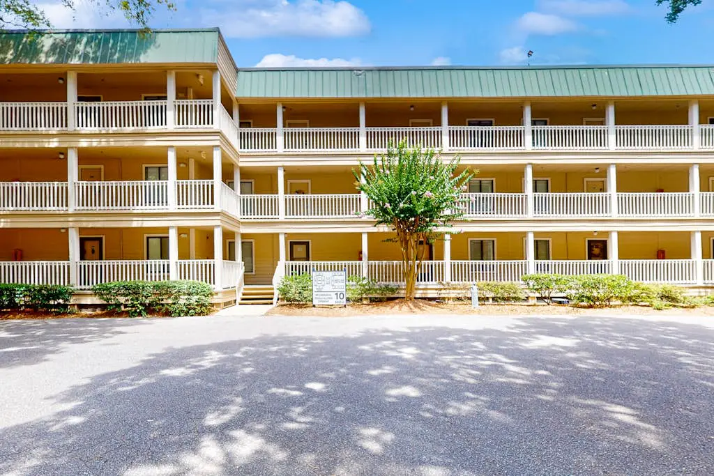 1st floor condo with pool, tennis, patio & washer/dryer