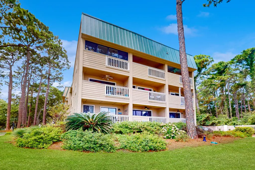 1st floor condo with pool, tennis, patio & washer/dryer