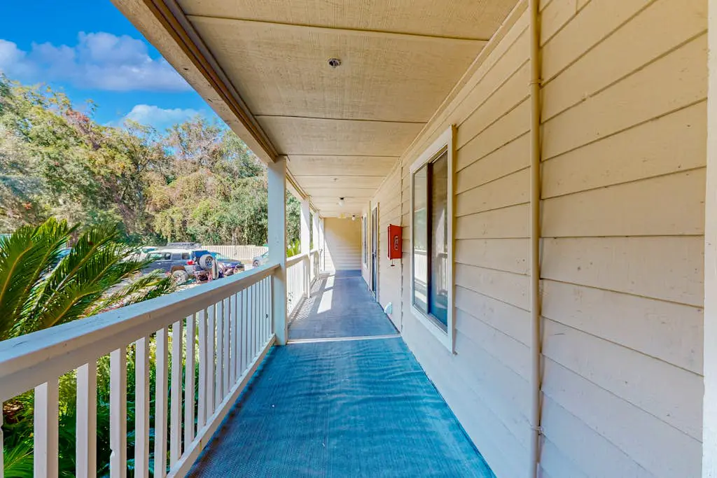 1st floor condo with pool, tennis, patio & washer/dryer