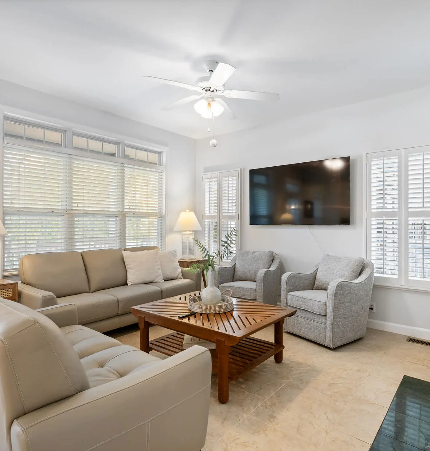 Next to Beach & Beach Park! Charming & Spacious townhouse with a shared pool