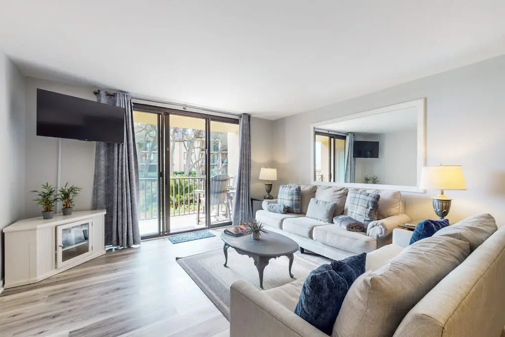Bright condo with shared pools with hot tub and tennis court,  walk to beach
