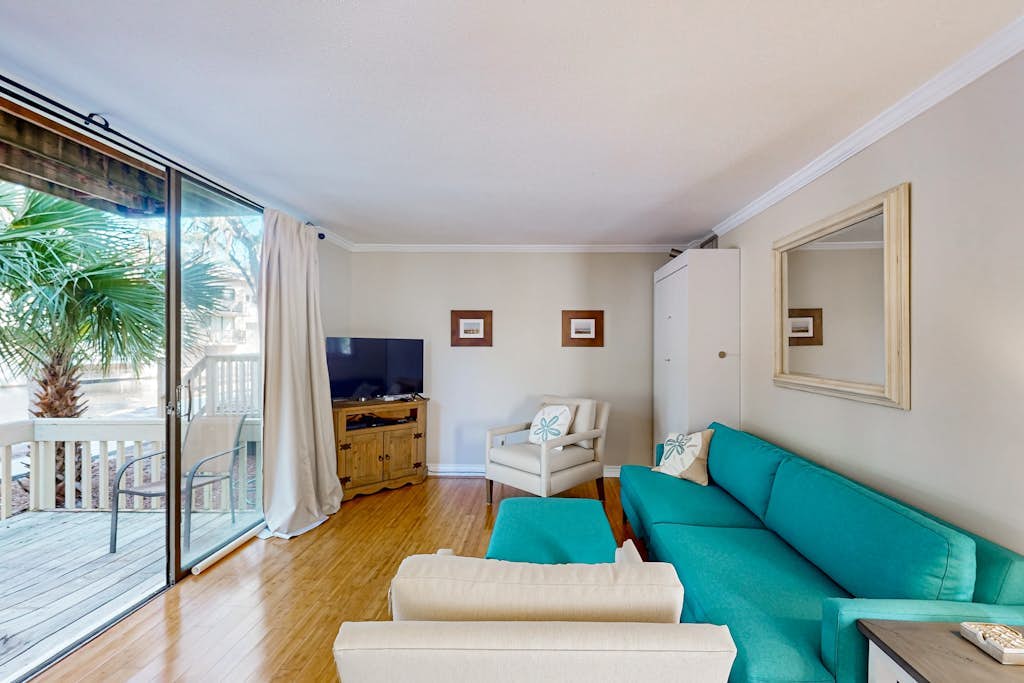 Charming condo near Coligny Beach Plaza and private beach access