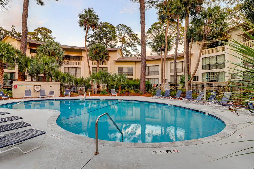Charming condo near Coligny Beach Plaza and private beach access