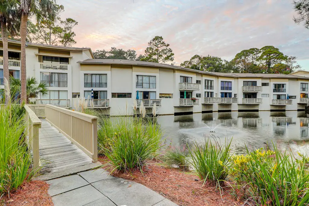 Charming condo near Coligny Beach Plaza and private beach access