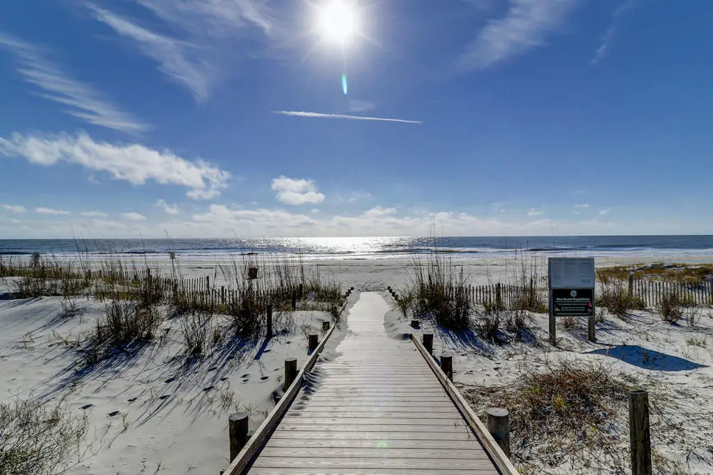 Charming condo near Coligny Beach Plaza and private beach access