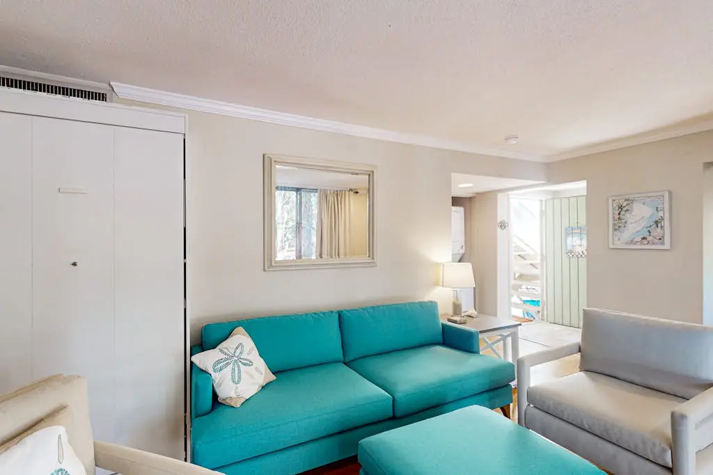 Charming condo near Coligny Beach Plaza and private beach access