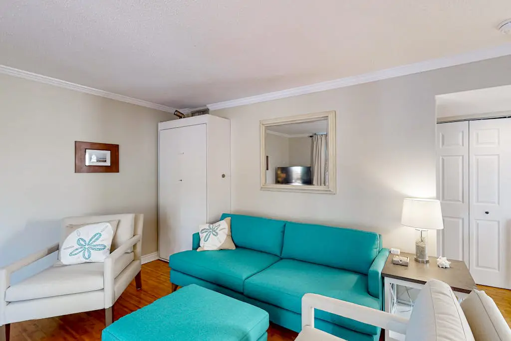 Charming condo near Coligny Beach Plaza and private beach access
