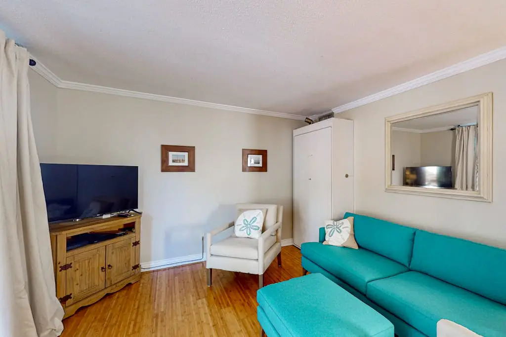 Charming condo near Coligny Beach Plaza and private beach access