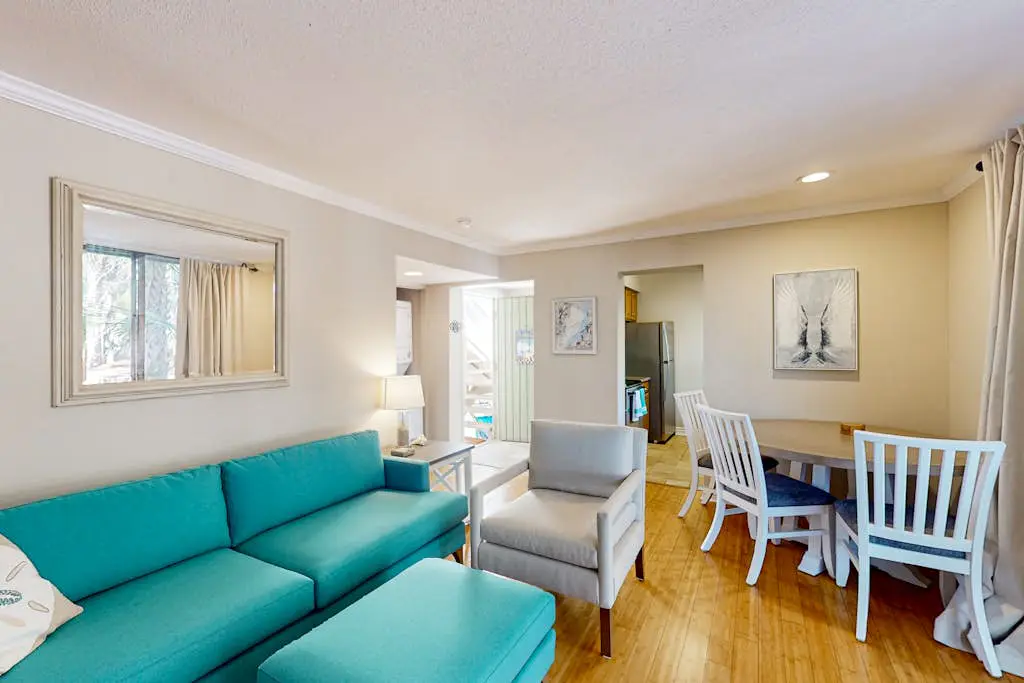 Charming condo near Coligny Beach Plaza and private beach access