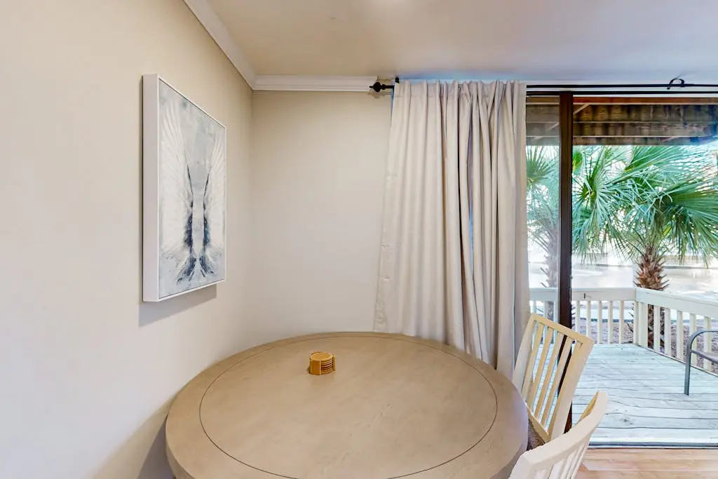 Charming condo near Coligny Beach Plaza and private beach access