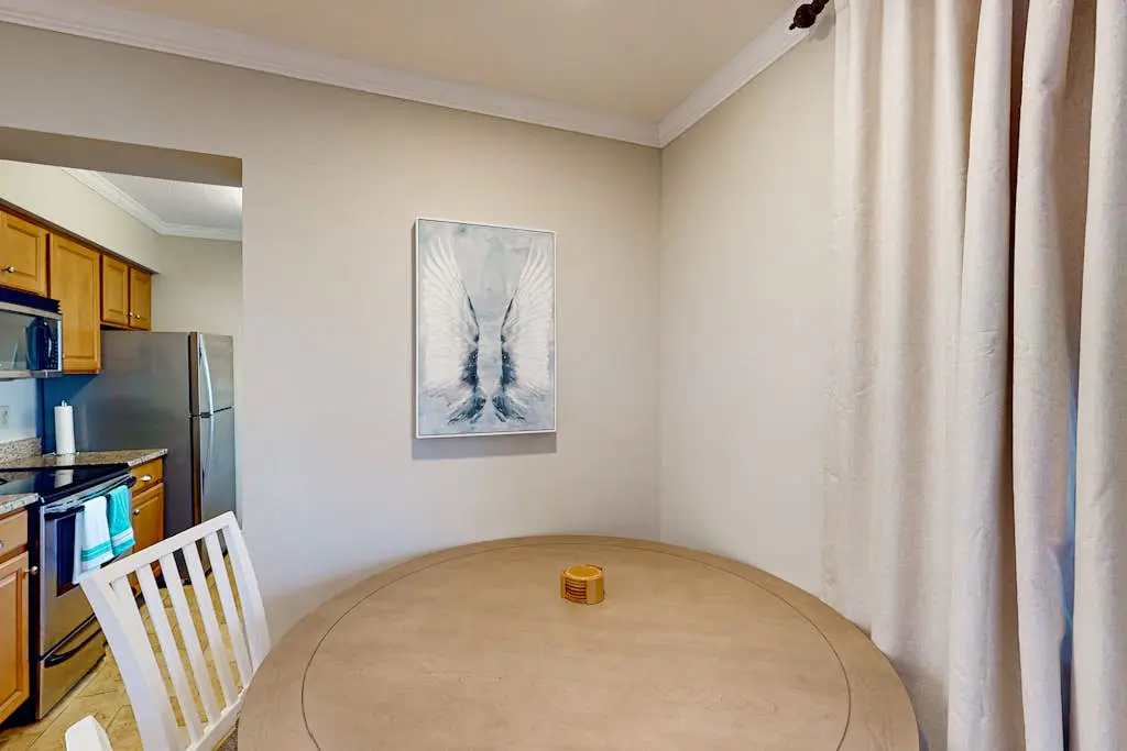 Charming condo near Coligny Beach Plaza and private beach access