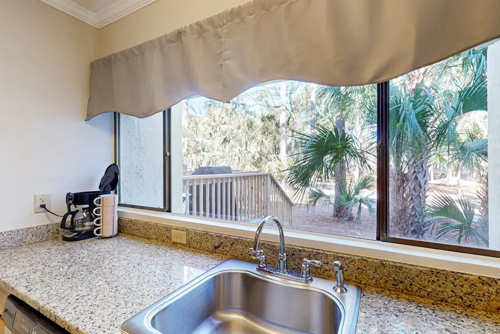 Charming condo near Coligny Beach Plaza and private beach access