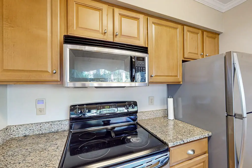 Charming condo near Coligny Beach Plaza and private beach access