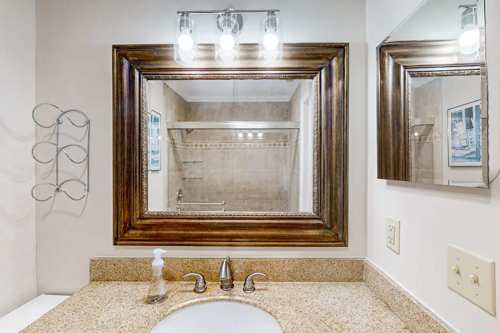 Charming condo near Coligny Beach Plaza and private beach access