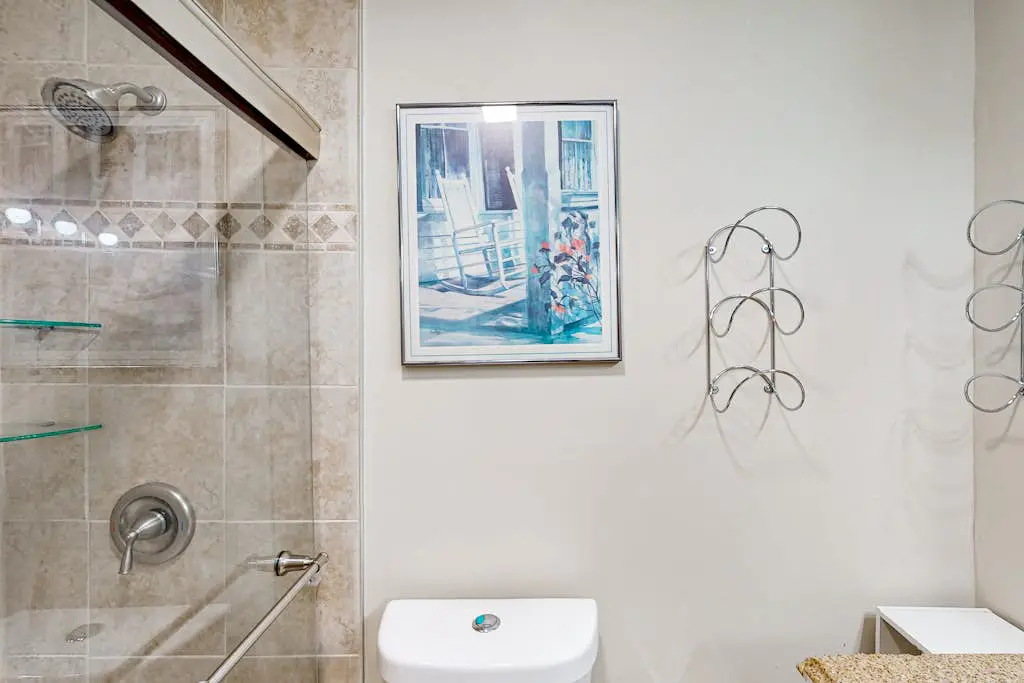 Charming condo near Coligny Beach Plaza and private beach access