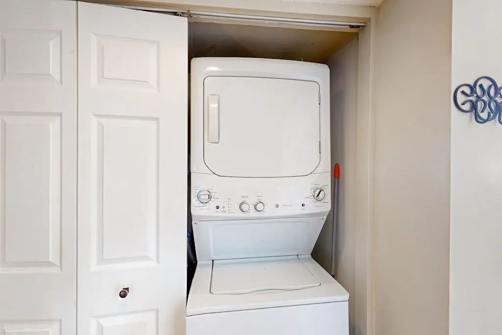 Charming condo near Coligny Beach Plaza and private beach access