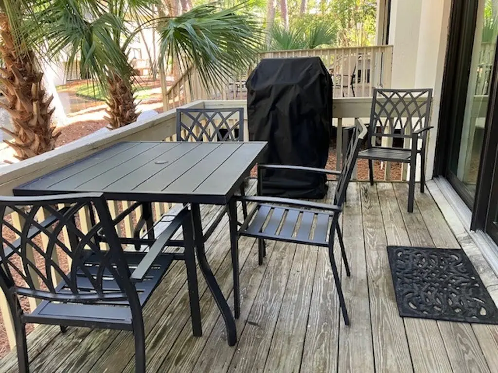 Charming condo near Coligny Beach Plaza and private beach access
