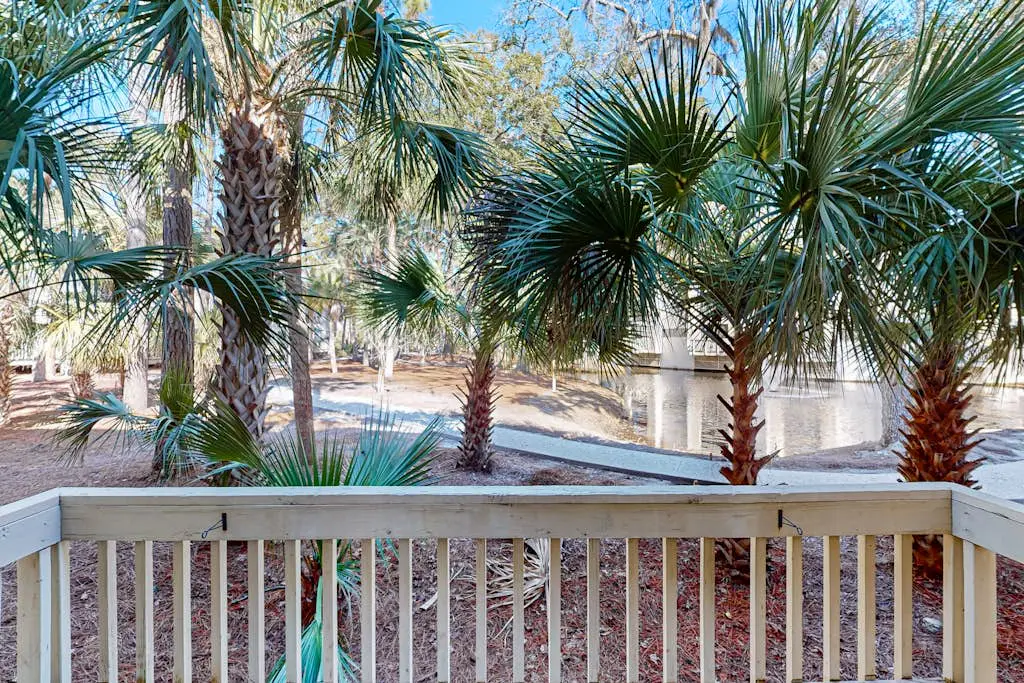 Charming condo near Coligny Beach Plaza and private beach access