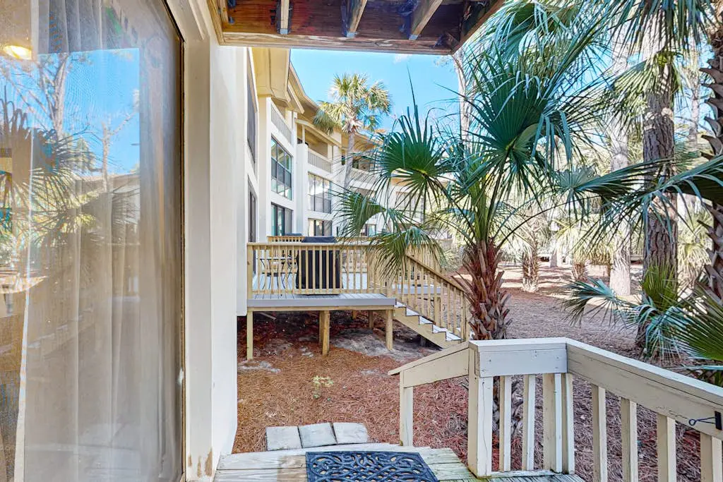 Charming condo near Coligny Beach Plaza and private beach access