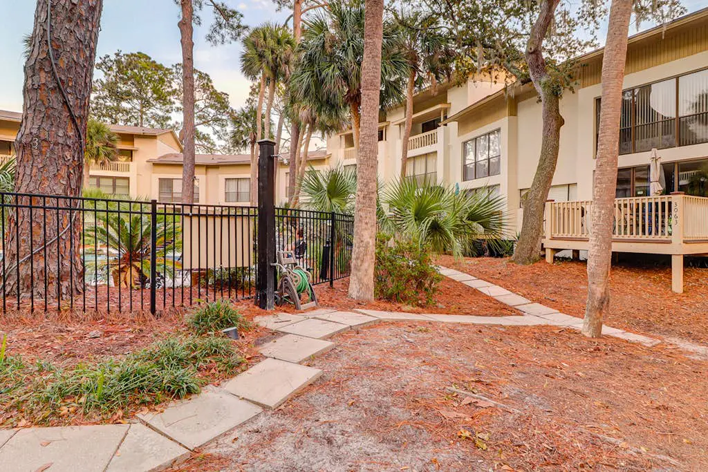 Charming condo near Coligny Beach Plaza and private beach access