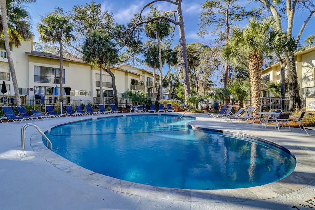 Charming condo near Coligny Beach Plaza and private beach access