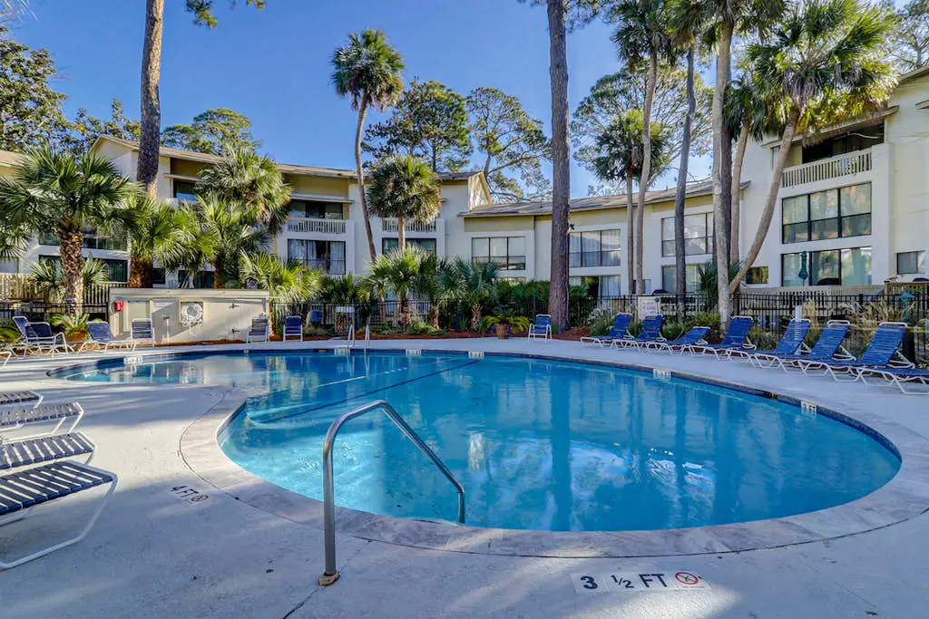 Charming condo near Coligny Beach Plaza and private beach access