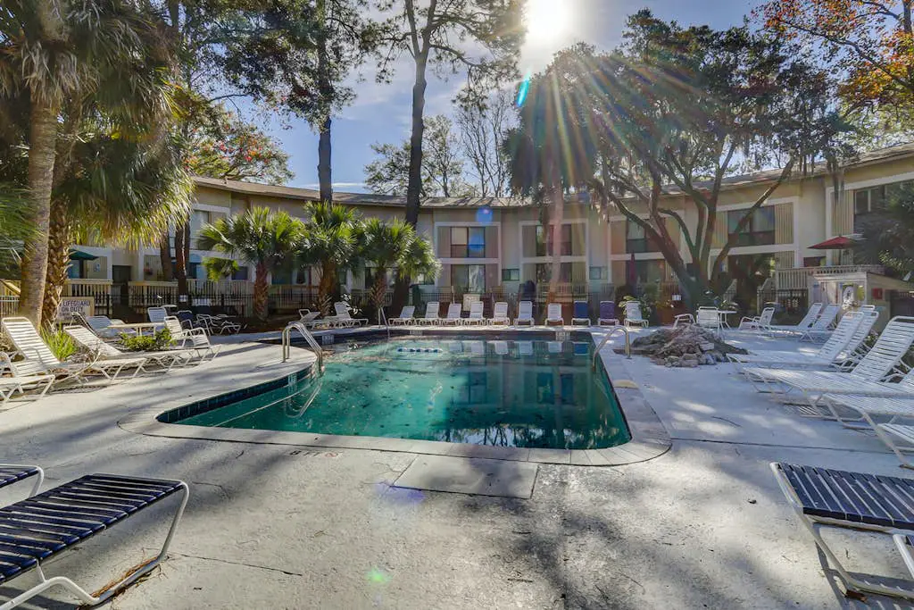 Charming condo near Coligny Beach Plaza and private beach access