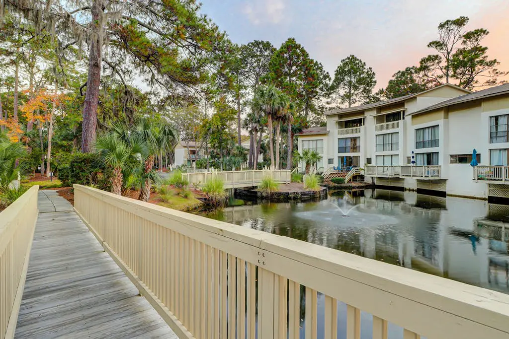 Charming condo near Coligny Beach Plaza and private beach access