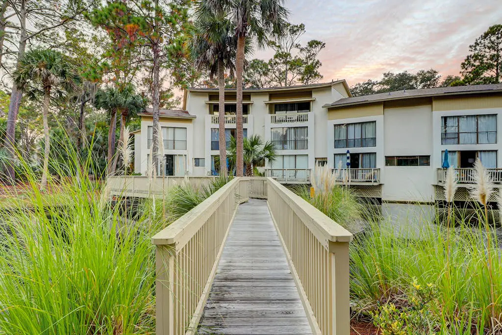 Charming condo near Coligny Beach Plaza and private beach access