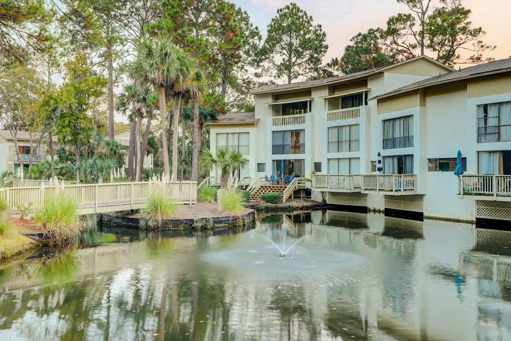Charming condo near Coligny Beach Plaza and private beach access