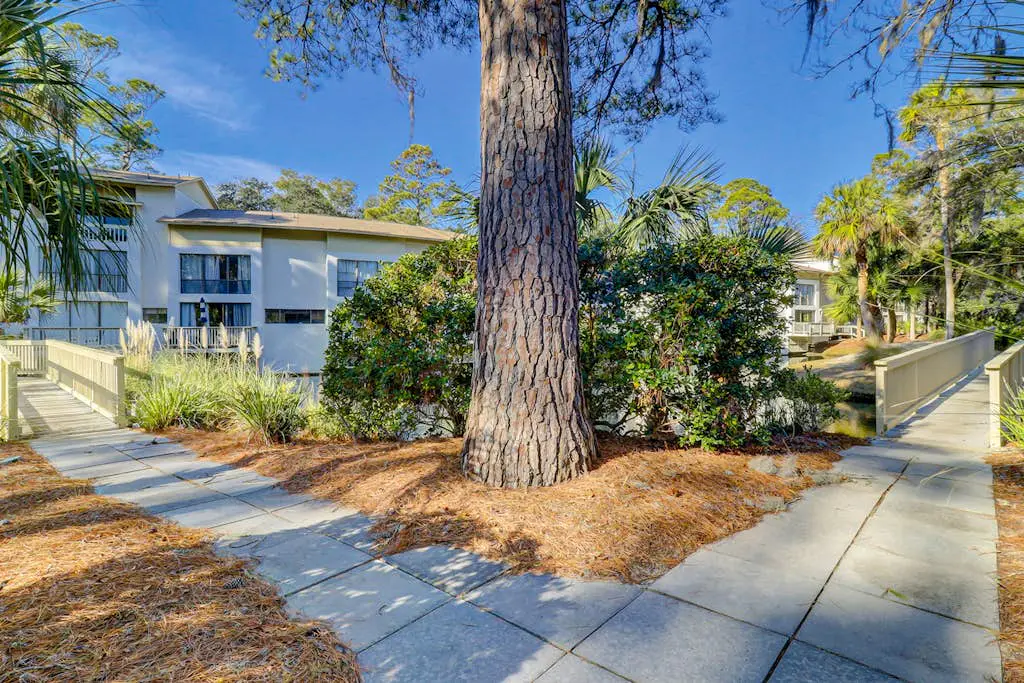 Charming condo near Coligny Beach Plaza and private beach access