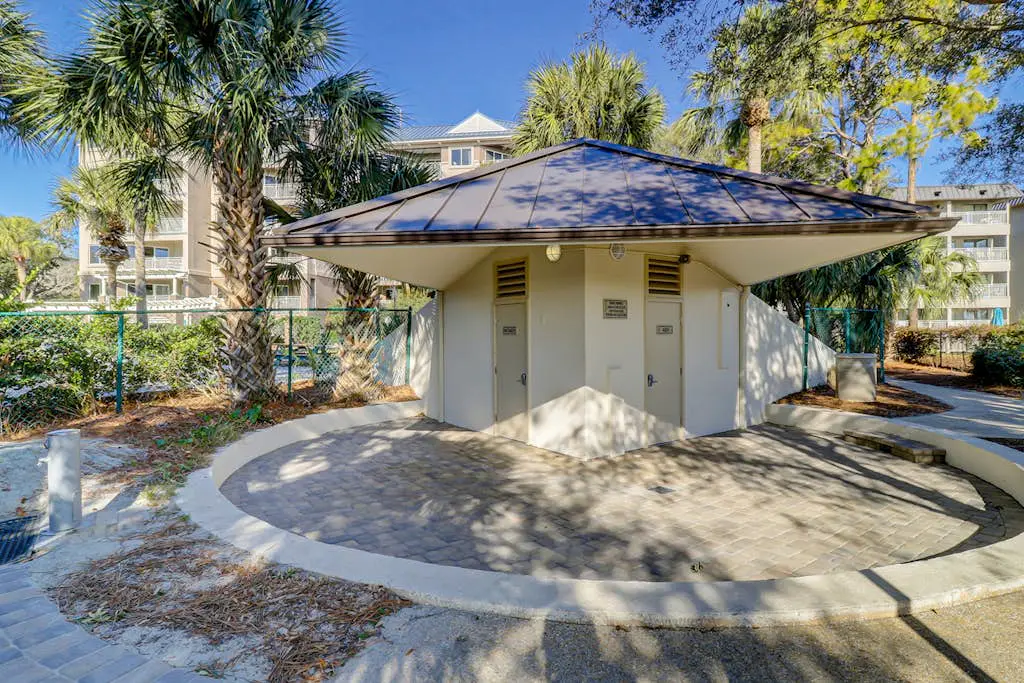 Charming condo near Coligny Beach Plaza and private beach access
