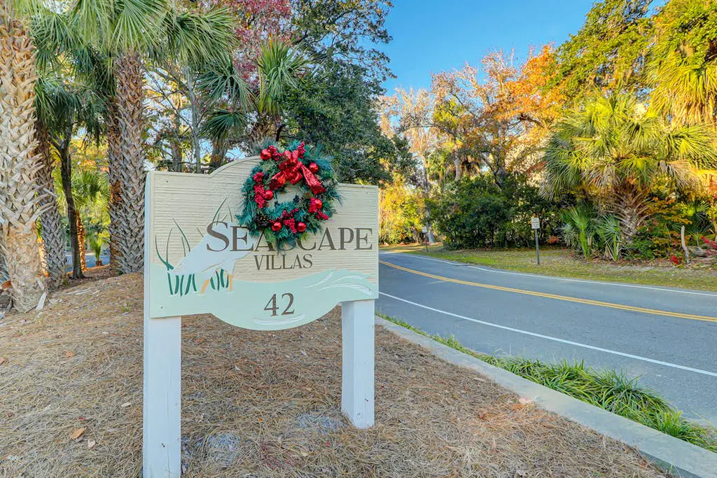 Charming condo near Coligny Beach Plaza and private beach access