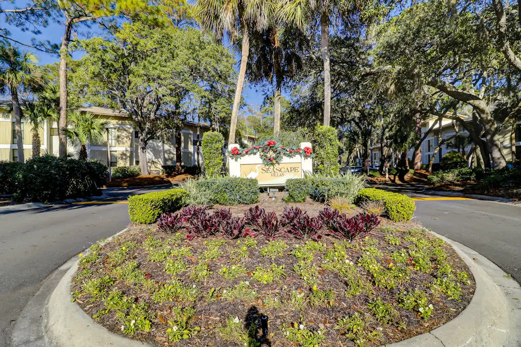 Charming condo near Coligny Beach Plaza and private beach access
