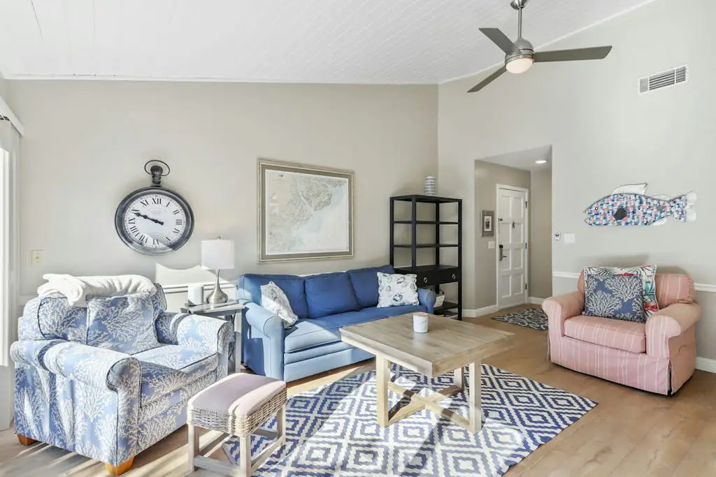 Spacious lagoon-view condo with tennis, outdoor pool, beach access, balcony