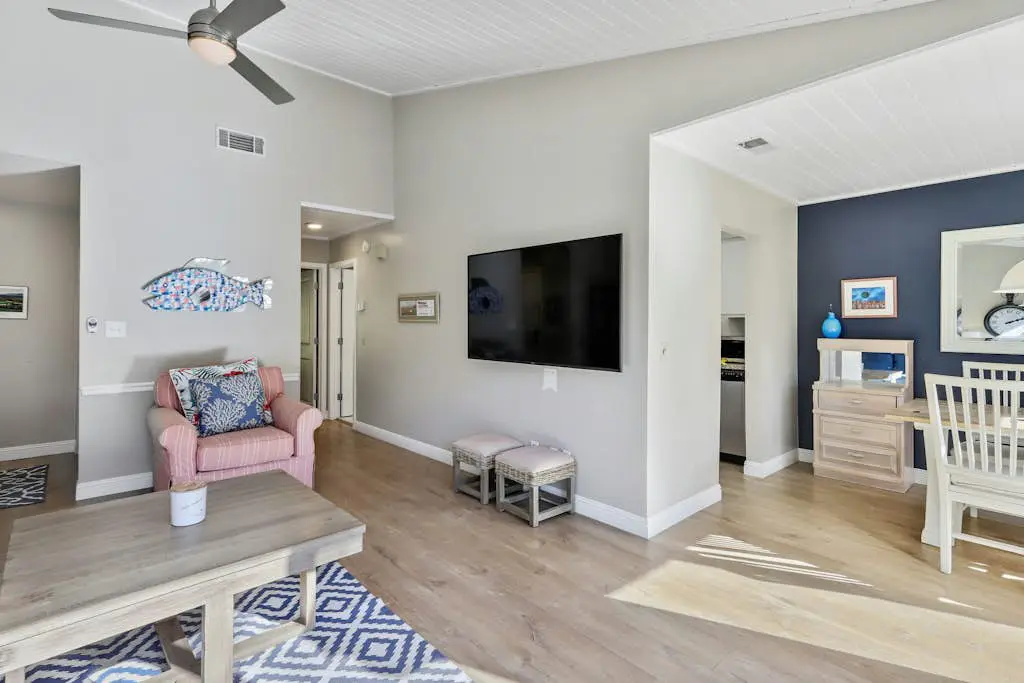 Spacious lagoon-view condo with tennis, outdoor pool, beach access, balcony