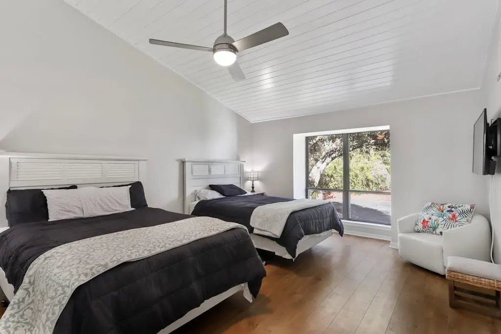 Spacious lagoon-view condo with tennis, outdoor pool, beach access, balcony
