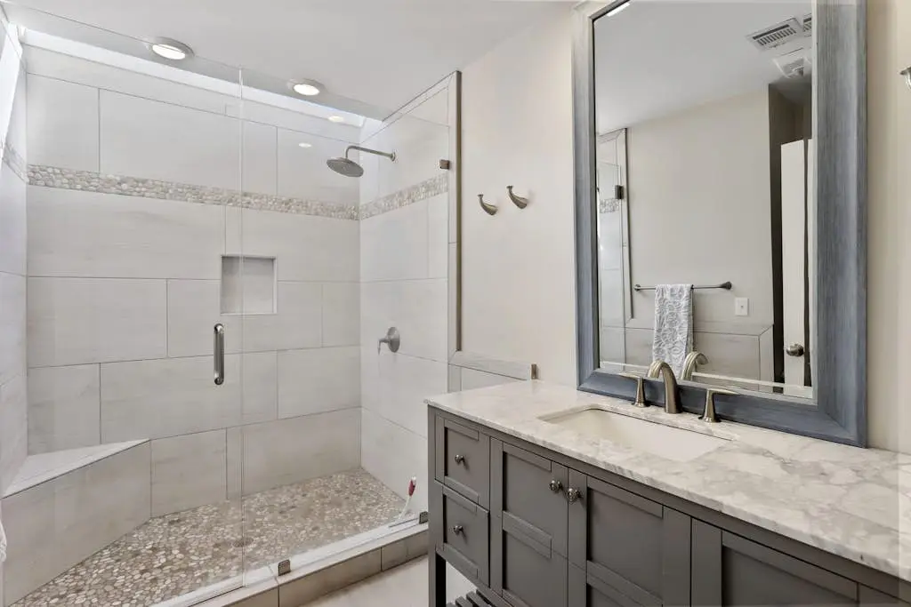 Spacious lagoon-view condo with tennis, outdoor pool, beach access, balcony