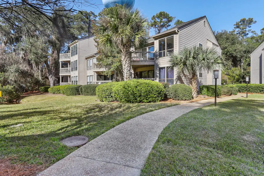 Spacious lagoon-view condo with tennis, outdoor pool, beach access, balcony