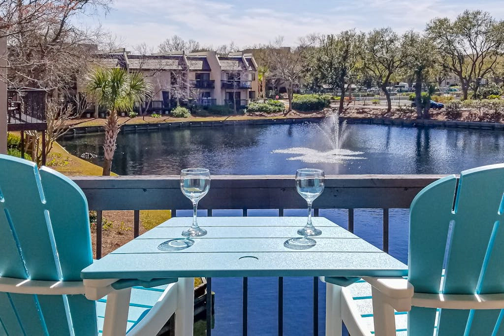 2nd floor Condo, pool, hot tub, pickleball, tennis & close to beach