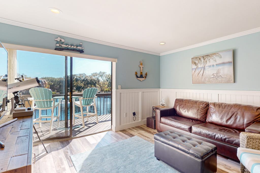 2nd floor Condo, pool, hot tub, pickleball, tennis & close to beach