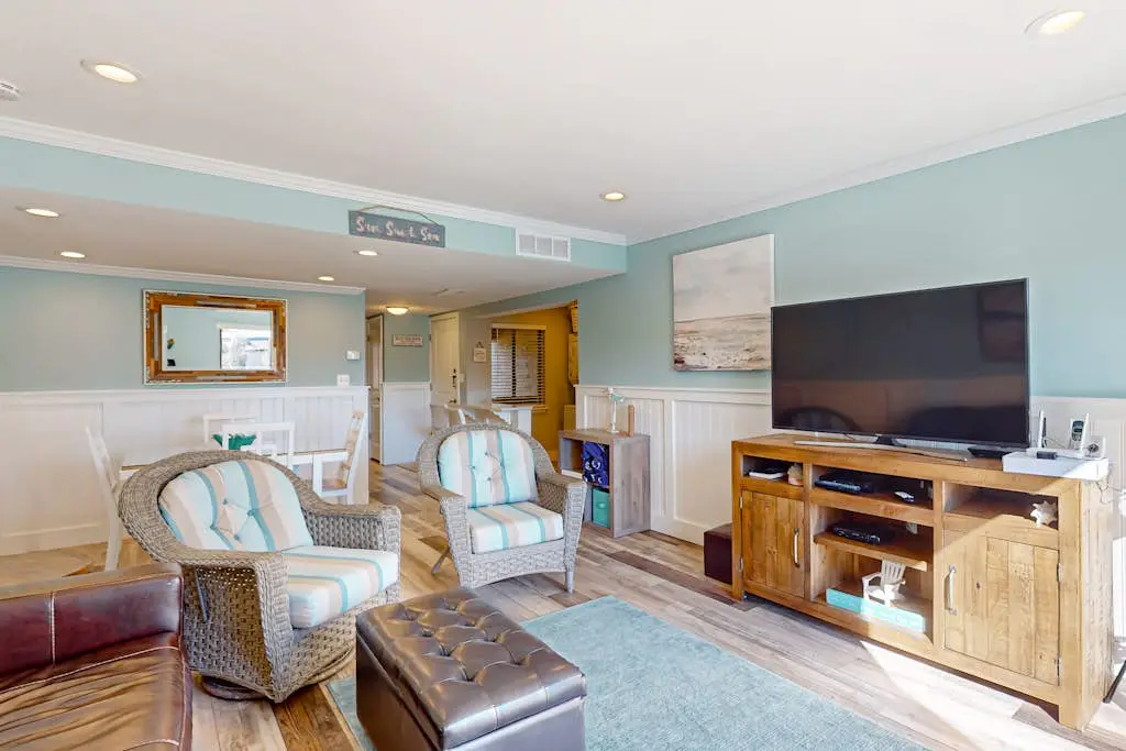 2nd floor Condo, pool, hot tub, pickleball, tennis & close to beach