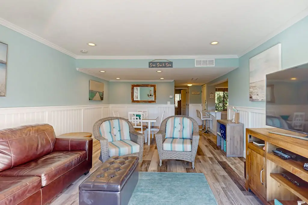 2nd floor Condo, pool, hot tub, pickleball, tennis & close to beach