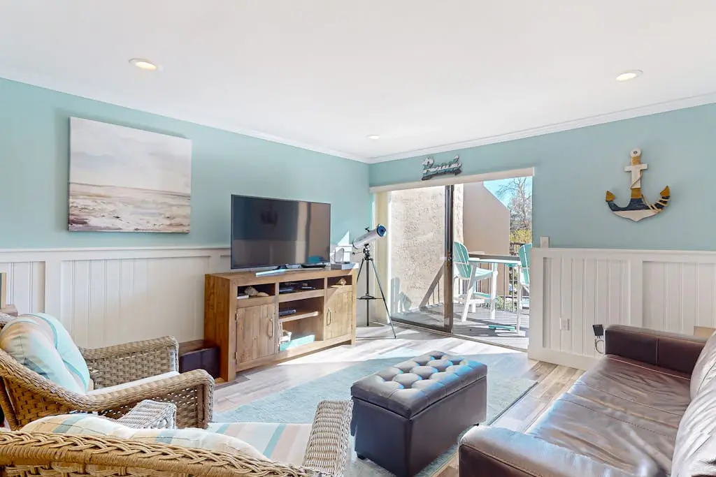 2nd floor Condo, pool, hot tub, pickleball, tennis & close to beach