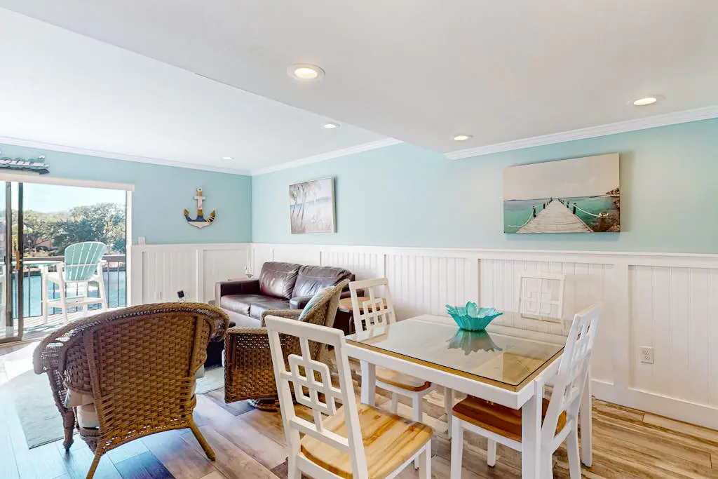 2nd floor Condo, pool, hot tub, pickleball, tennis & close to beach